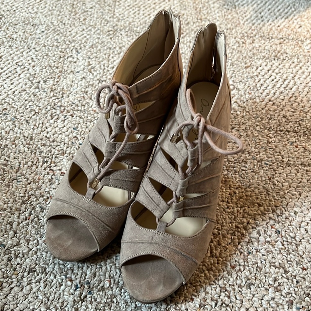 AMELIA GRACE TAN SUEDE HEELS SIZE 8.5
